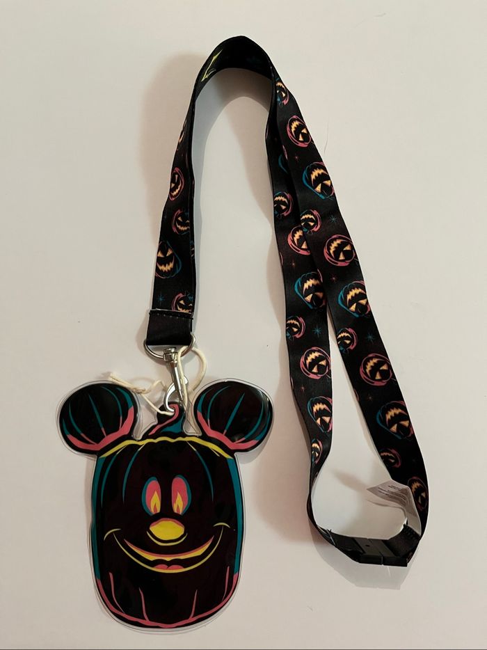 Lot 8 pin’s et lanière Disney Halloween 2023 - photo numéro 9
