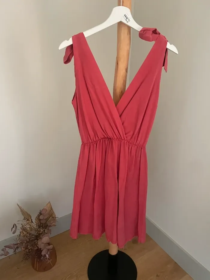 Robe rose décolleté en V