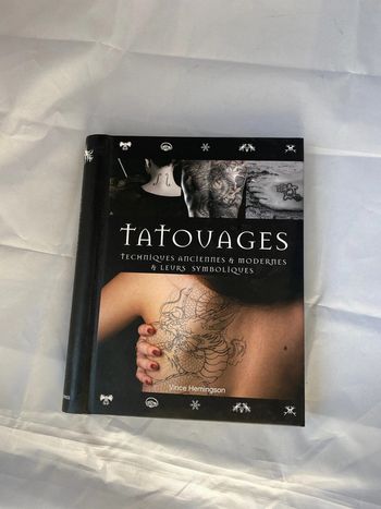 Tatouages, techniques, anciennes et modernes et leur symbolique