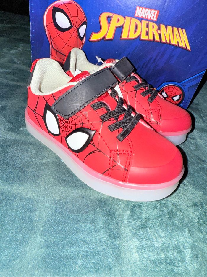 Basket Spiderman Marvel lumineux - photo numéro 5