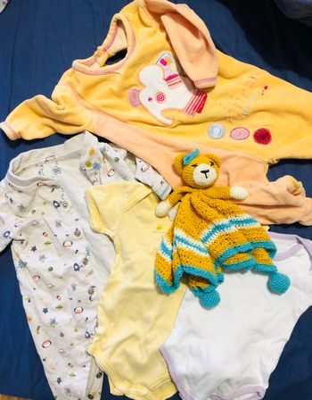 Lot de 2 pyjamas,2 bodies + doudou