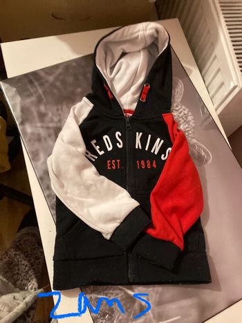 Veste à capuche redskins taille 2ans