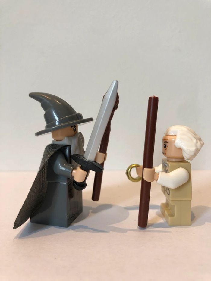 Figurine type lego Gandalf le gris et Bilbon avec l’anneau de pouvoir. le seigneur des anneaux - photo numéro 2
