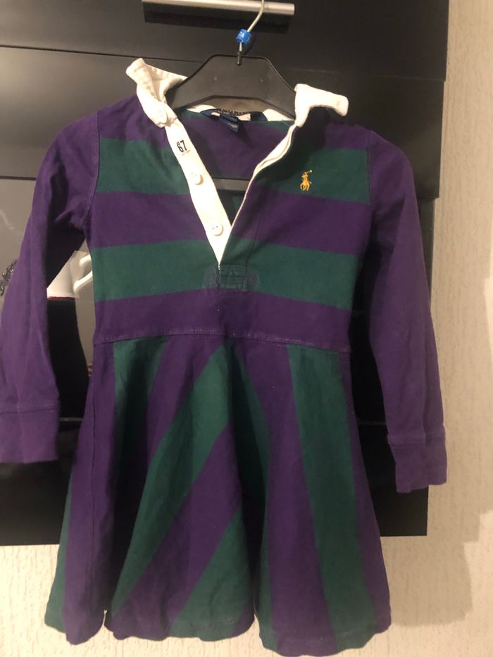 Robe ralph Lauren taille quatre ans et demi.
