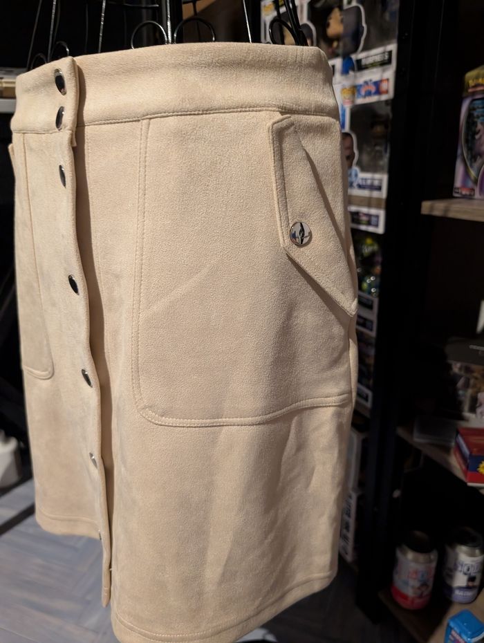 Jupe courte beige style suédine boutonnée Taille 38 - photo numéro 3