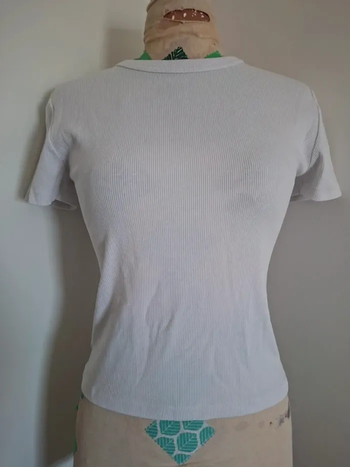 T-Shirt lanc côtelé manches courtes - Taille S - Stretch - en très bon état - photo numéro 2