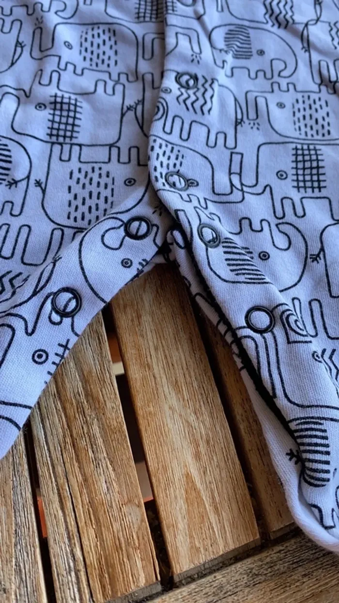 Pyjama - 1 mois - photo numéro 2