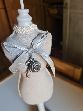 Buste porte bijoux. Gris.  42 cm. Qui se démonte