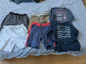 Lot 3 shorts et 2 t shirts à manches longues 
