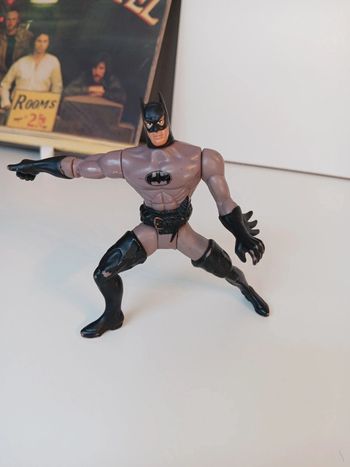 Figurine vintage articulée kenner 1994 batman gris et noir avec roulette au dos Taille 12cm