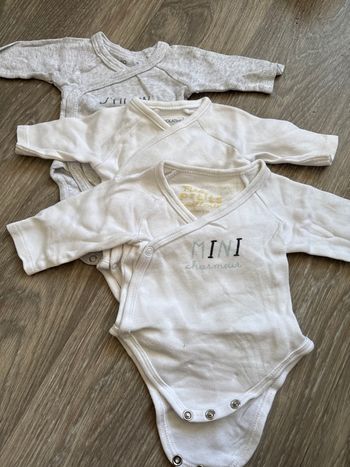 Lot de trois body taille naissance