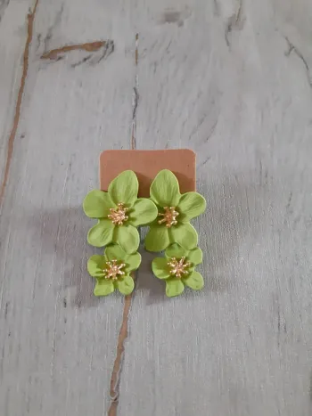 Boucles d'oreilles fleurs verte clair