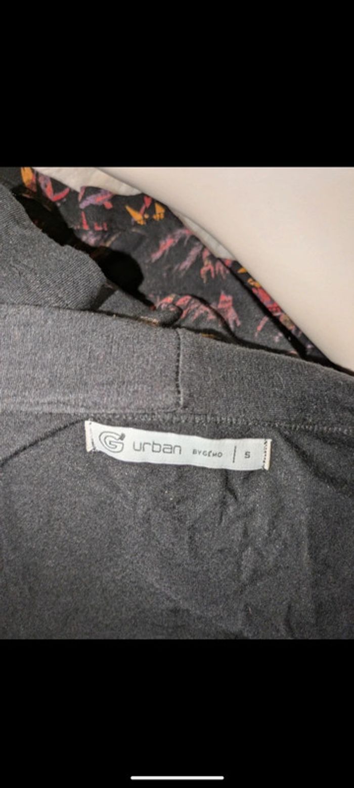 Haut noir et motif floral manche 3/4 - photo numéro 5