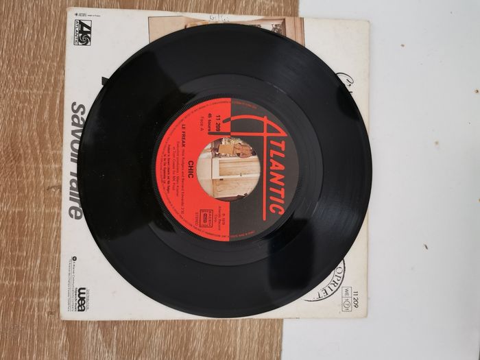 Chic – Le Freak

. Disque vinyl 45t - photo numéro 3