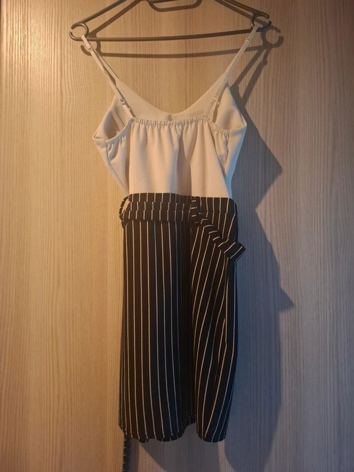 Robe collante lignée noir et blanche assez courte - photo numéro 2