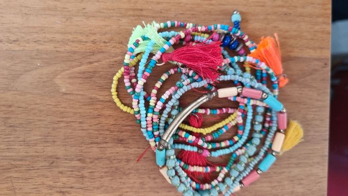 Lot bracelets perles pompons élastiques tb etat - photo numéro 2
