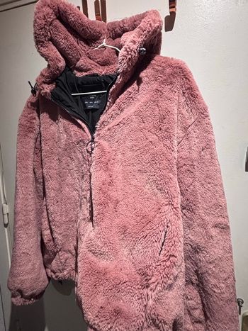 Veste fausse fourrure rose taille L Bershka