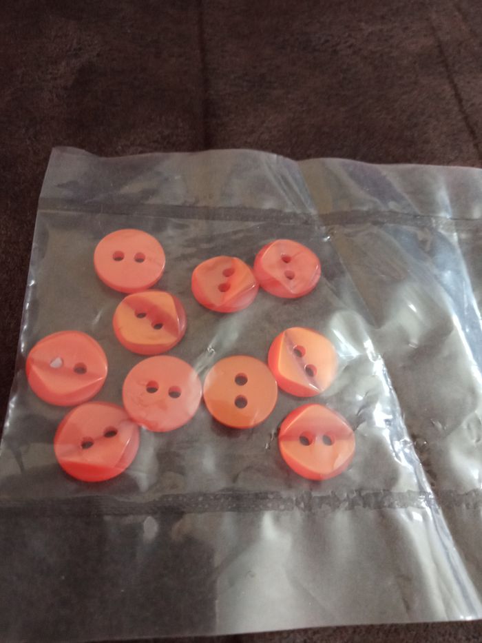 Lot de 10 Boutons Oranges Foncés - Neufs