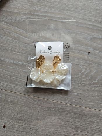 Paire de boucles d'oreilles fleurs blanches neuves