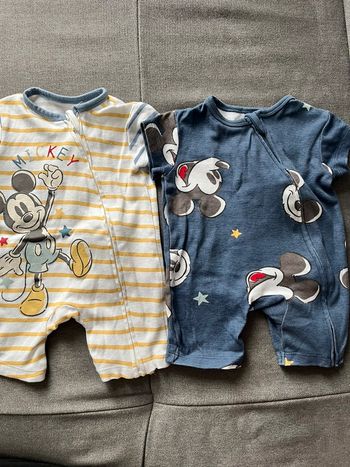 2 barboteuses Disney 1 mois