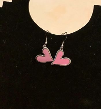 Paire de boucles d’oreilles en forme de cœur rose et argenté longue 2 cm