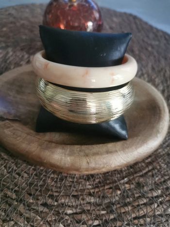 Duo bracelet manchette dorée et marbre crème