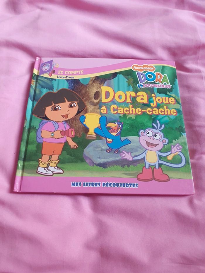 Dora joue a cache cache