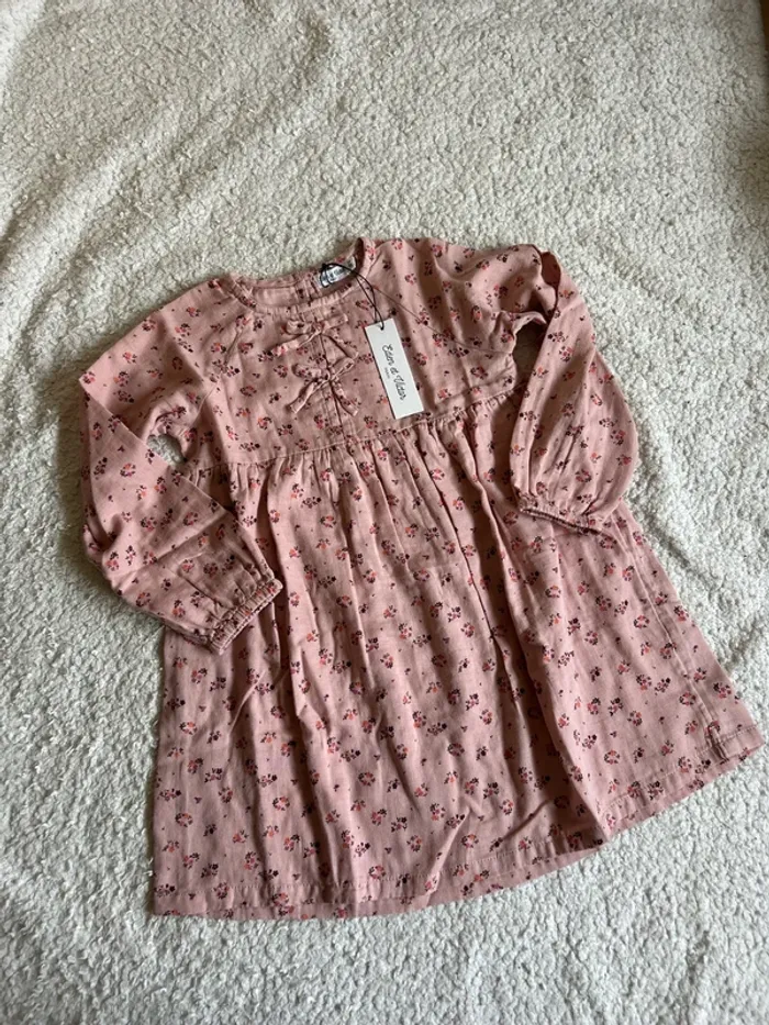Robe rose à fleurs