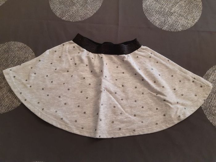 Jupe grise claire avec étoiles noires