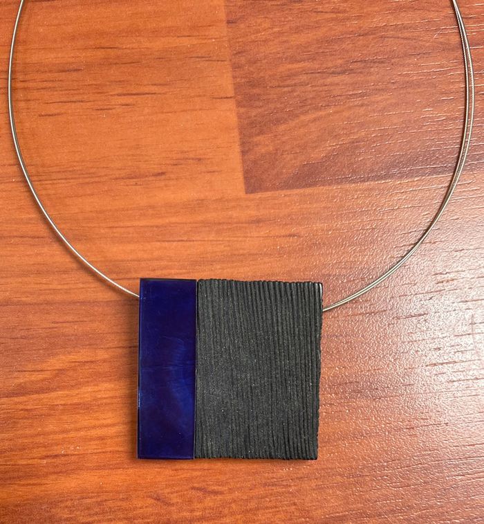 Collier pendentif carré noir et violet