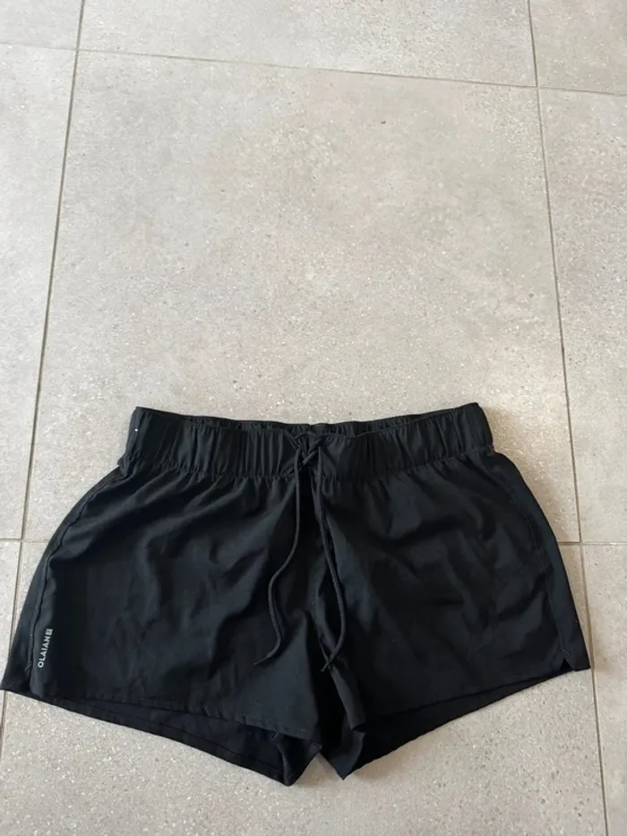 Short noir Olaian, très bon état, 40x30cm