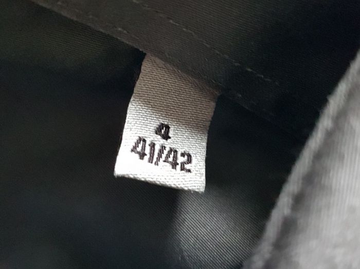 Chemise homme gris satiné. Izac. Taille 4 41/42, 53cm aux épaules, 57cm aux aisselles, 72cm de haut. - photo numéro 6