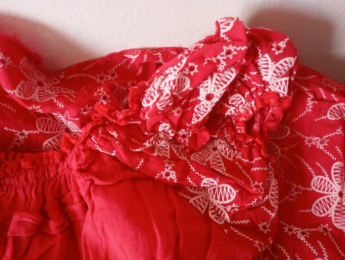 Robe rouge et broderie blanche . 12 ans . Côte n et polyester .. Très bon état. - photo numéro 8