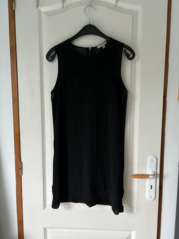 Robe débardeur noir avec empiècement en dentelle au décolleté