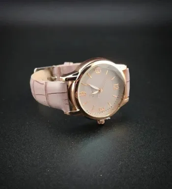 Montre rose lila en reliefs, style classique