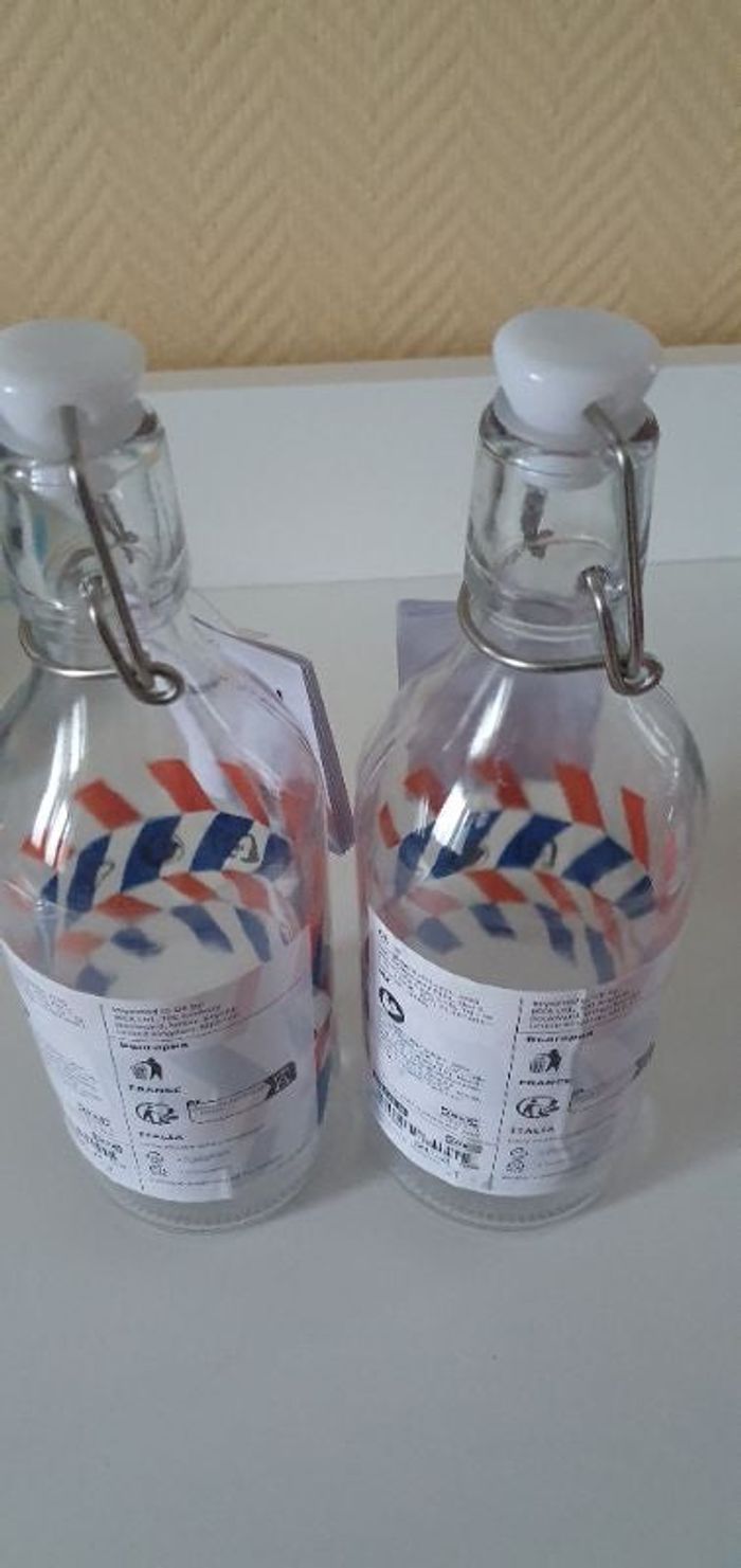 2 bouteilles en verre ikea