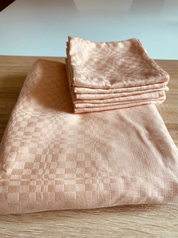 Nappe ovale et 12 serviettes de table