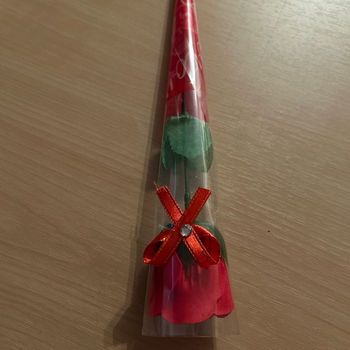 1 rose de savon rouge neuve