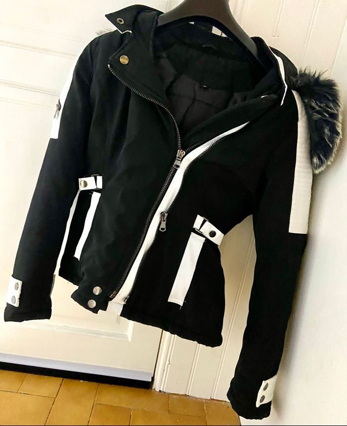 Super blouson avec capuche couleur noir blanc taille m bon état - photo numéro 2