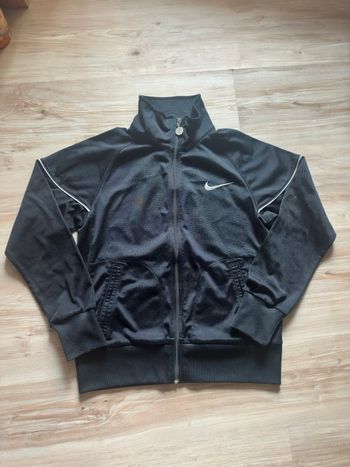Sweat / veste Nike noire avec logo blanc sur le devant.
