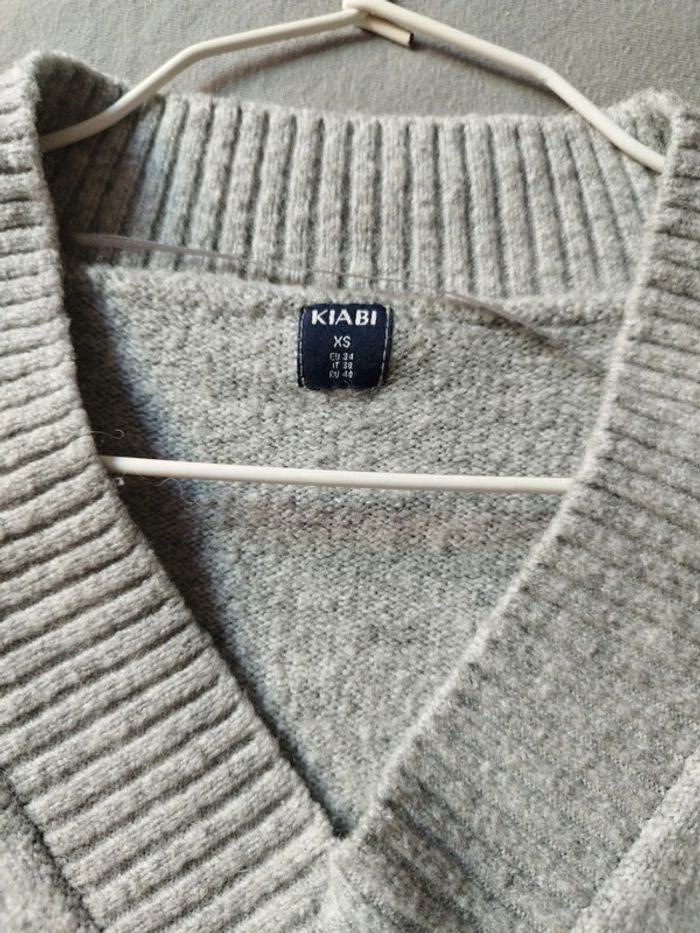 Pull col V laine gris Kiabi taille XS - photo numéro 2