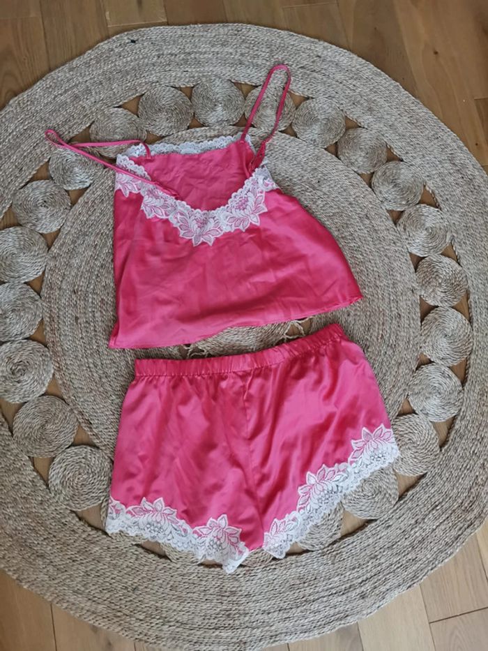 Ensemble lingerie en satin et dentelle - photo numéro 7