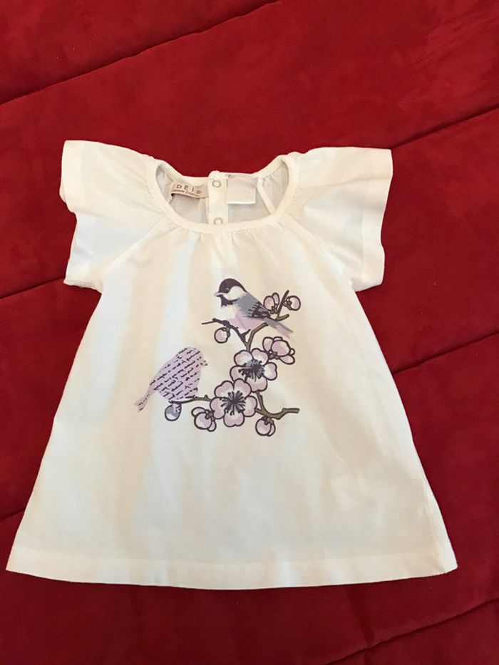 T-shirt blanc avec impression mauve