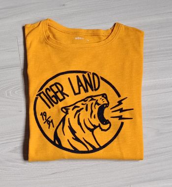 Tee-shirt à manches longues de couleur jaune. Taille 12 ans