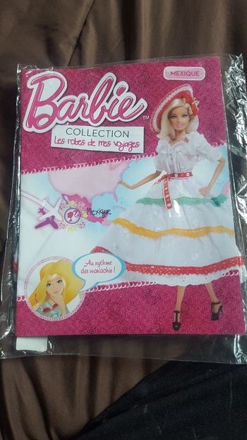 tenue et livre barbie de mes voyages  .neuve