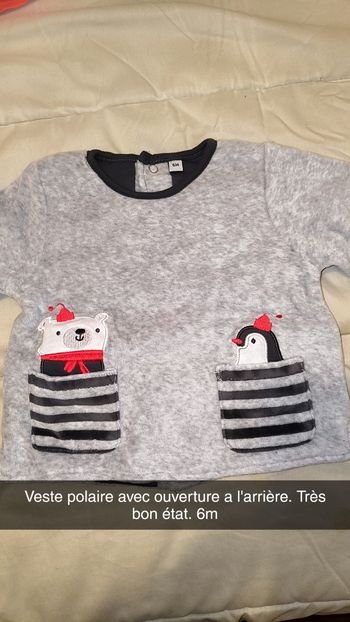 Veste qui s'ouvre a l'arrière