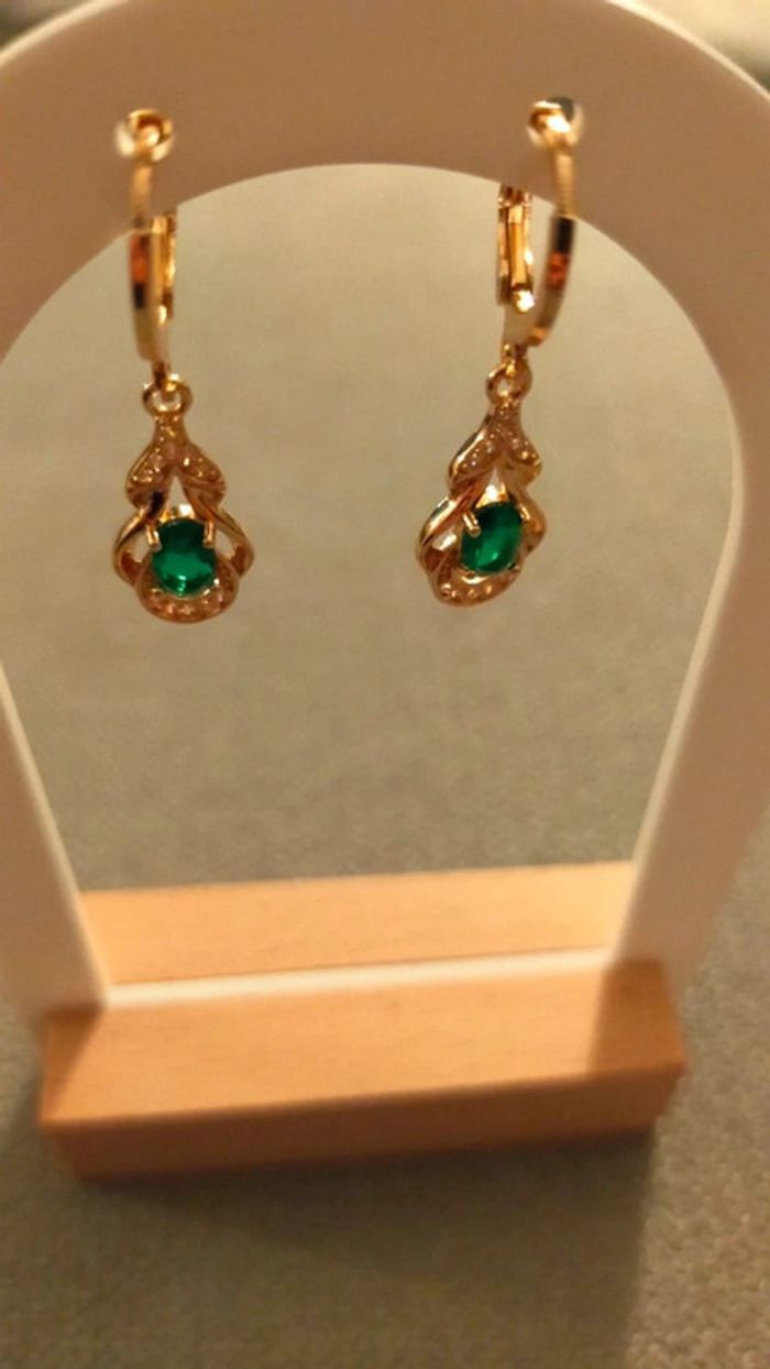 Boucles d'oreilles dorées, cristaux verts, femme - photo numéro 2