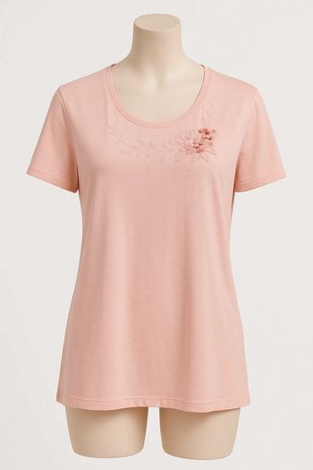 Haut rose pâle avec broderie florale