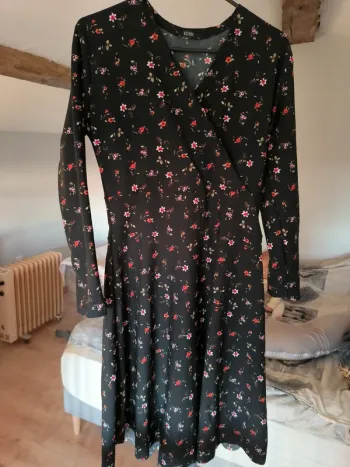 Robe patineuse noire à fleurs