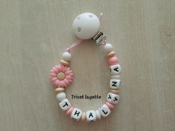Attache tétine fleur 